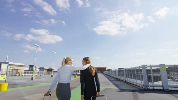 Zakenvrouwen wandelen met bagage op de luchthaven — Stockvideo