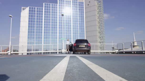 Empresária levando bagagem de carro — Vídeo de Stock