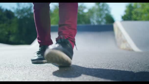 在滑板公园跳舞的舞者的脚 — 图库视频影像