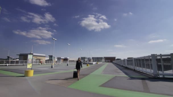 Mujer de negocios caminando con maleta en el aeropuerto — Vídeos de Stock