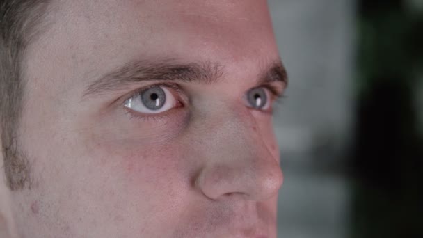 Глаза привлекательного молодого человека — стоковое видео