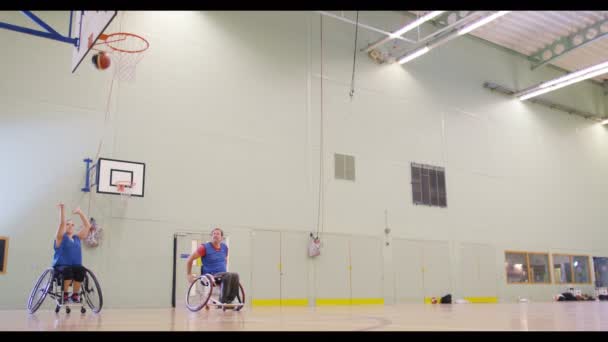 Players practices shooting for the basket — Stock Video