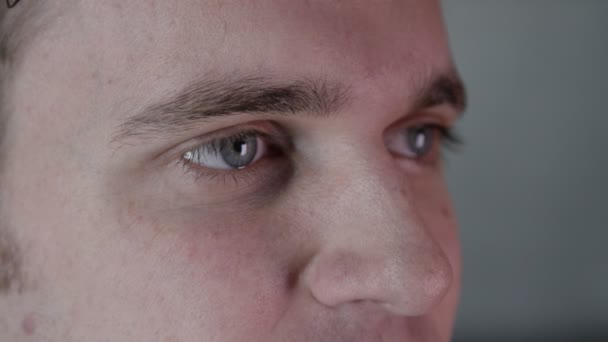 Augen eines attraktiven jungen Mannes — Stockvideo