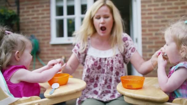 Mãe alimentação criança gêmeos — Vídeo de Stock