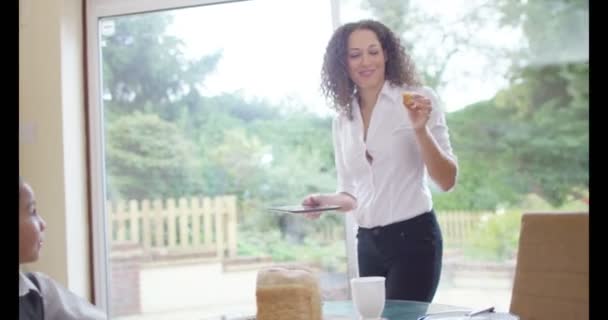 Familie plaudert beim Frühstück — Stockvideo