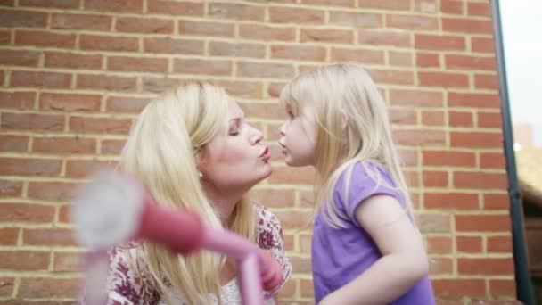 Madre dà figlia un bacio — Video Stock