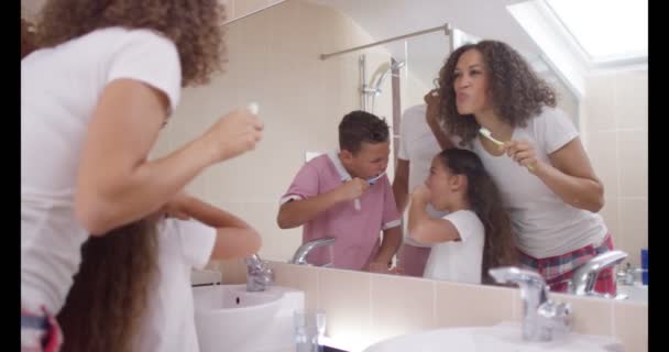 Família limpando os dentes — Vídeo de Stock