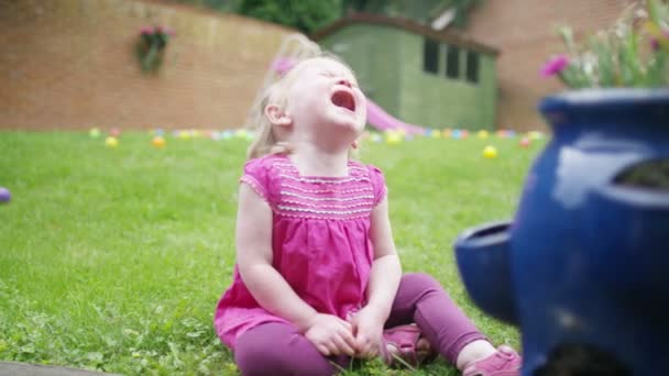 fille pleurer dans le jardin 