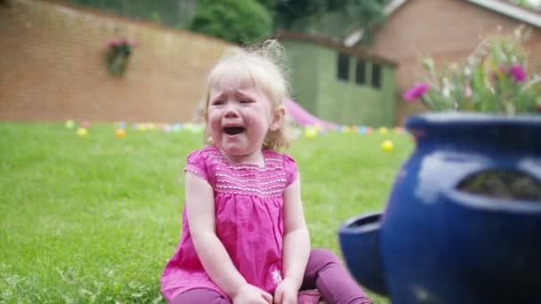 Девочка плачет в саду — стоковое видео