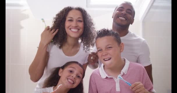 Famiglia pulizia dei denti — Video Stock