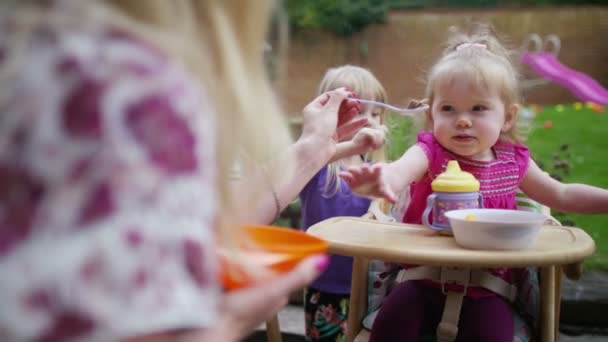 Mamma mata småbarn tvillingar — Stockvideo