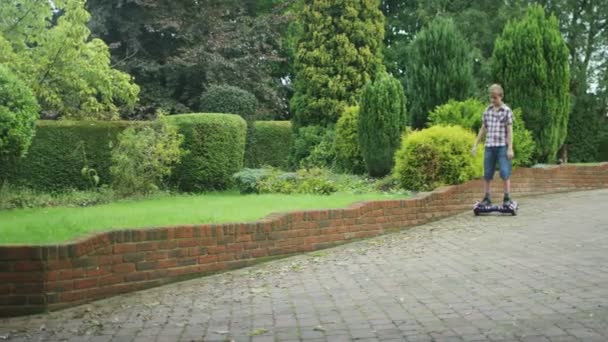 Jongen spelen op gemotoriseerde zweven bord — Stockvideo