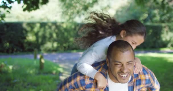 Padre e hija pasar tiempo al aire libre — Vídeo de stock