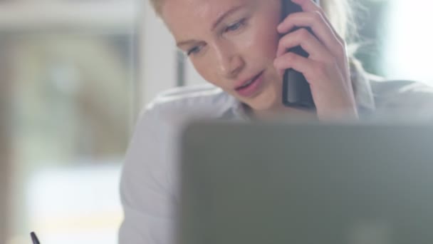 Mujer de negocios hablando por teléfono — Vídeos de Stock