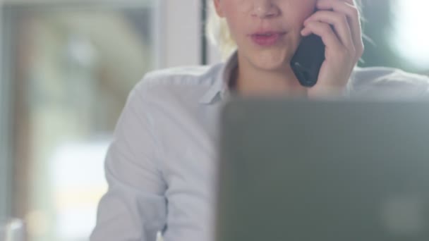 Mujer de negocios hablando por teléfono — Vídeo de stock