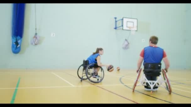 Joueurs en fauteuil roulant s'entraînant ensemble — Video