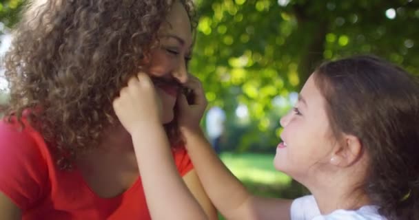 Mother and daughter spending time outdoors — Stock Video