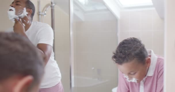 Father and son in bathroom in the morning — 图库视频影像