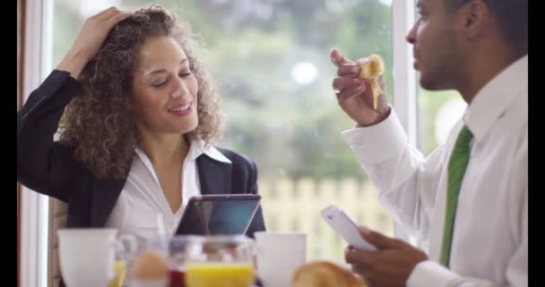 Casal usando a tecnologia no café da manhã — Vídeo de Stock