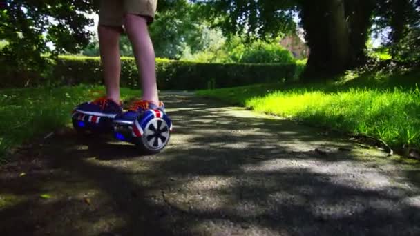 Fiú játszik motoros légdeszkát — Stock videók