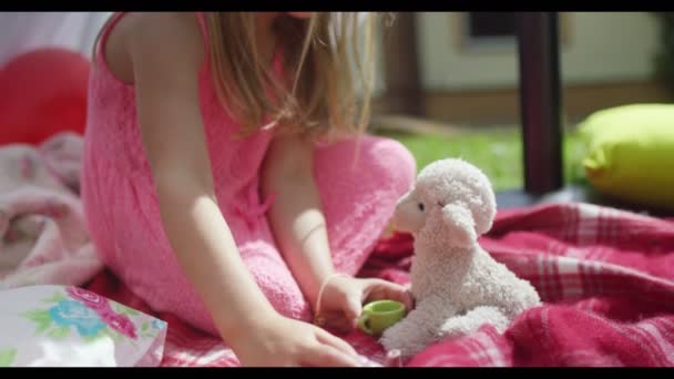 Meisjes feest thee met speelgoed — Stockvideo
