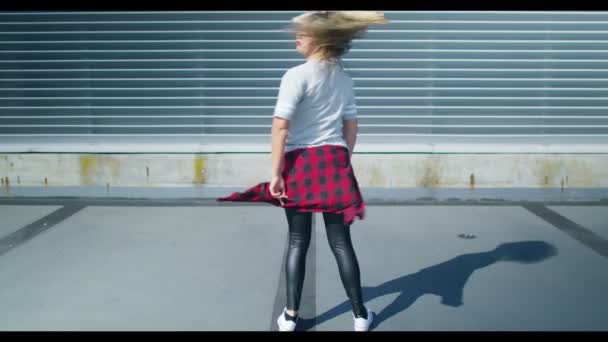 Bailarina callejera mostrando algunos movimientos — Vídeo de stock