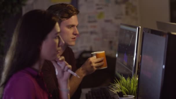 Man and woman working on computers — Stock Video