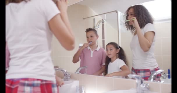 Family cleaning teeth — Stock Video