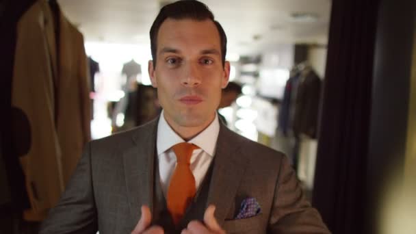 Homme essayant sur un nouveau costume — Video