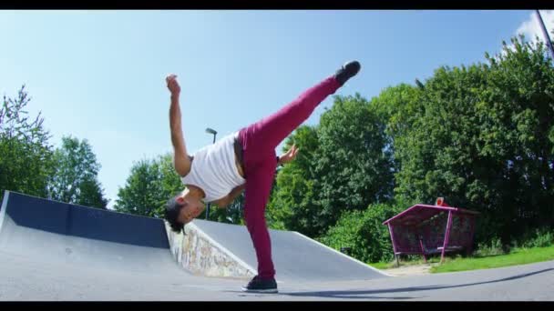 Sokak dansçısı birkaç hareket gösterilen — Stok video