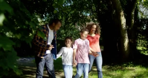 Familie besteedt tijd buiten — Stockvideo