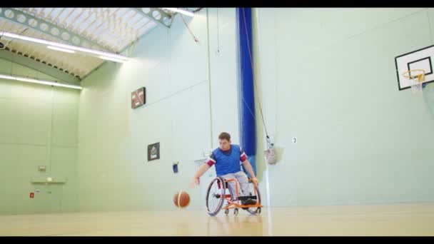 Players in wheelchairs training together — Stock Video