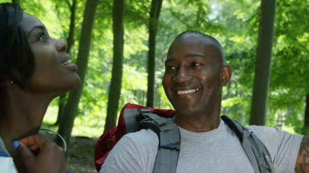 Wandelen in het bos (echt) paar — Stockvideo