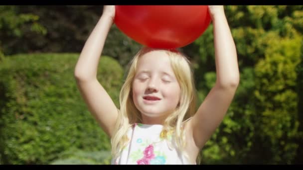 Chica jugando con un globo — Vídeos de Stock