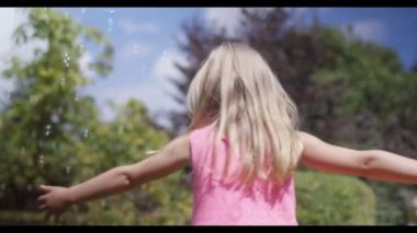 Baloncuklarla oynayan kız