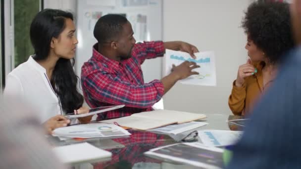 Grupo empresarial discutiendo ideas — Vídeo de stock