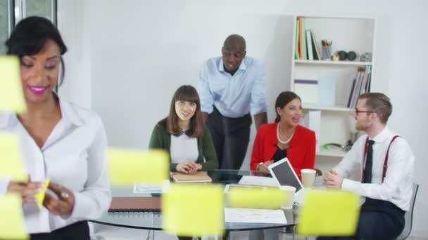 groupe d'affaires brainstorming pour des idées 