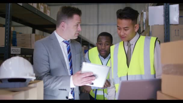 Gerente conversando com os trabalhadores — Vídeo de Stock