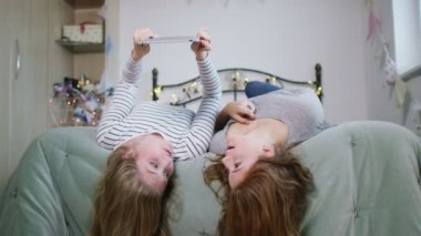 Tablet bilgisayarı kullanan arkadaşlar