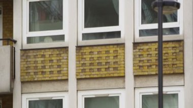 yüksek doğmak apartman içinde pencere eşiği