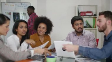 fikirleri tartışmak iş grubu