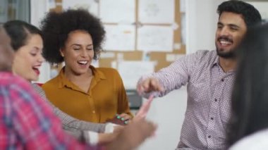 iş grubu çak bir beşlik ver