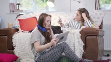  arkadaşlar evde takılmak