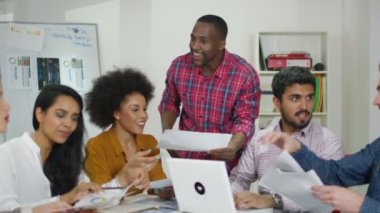 fikirleri tartışmak iş grubu