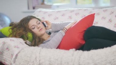 Cep telefonuyla konuşan kız.
