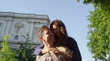 parkta eğleniyor Çift