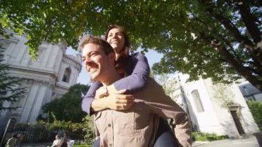 parkta eğleniyor Çift