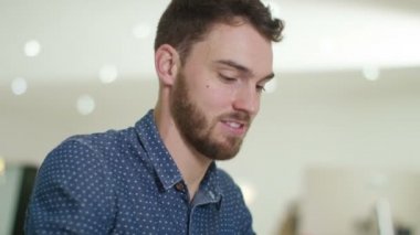 Dizüstü bilgisayarda çalışan iş adamı