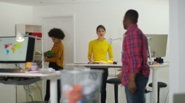 Gazeteler için çöp sepeti yukarı nişan işçi haddelenmiş