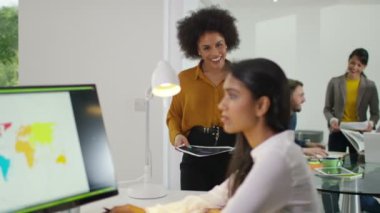 ofiste çalışan iş grubu